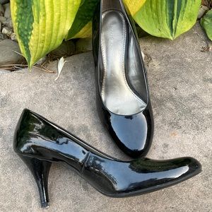 COPY - Bandolino black patent shoes. 6.5 narrow fit.